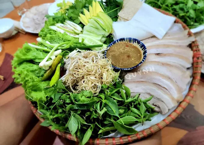 Mẹt thịt heo luộc cuốn rau sống
